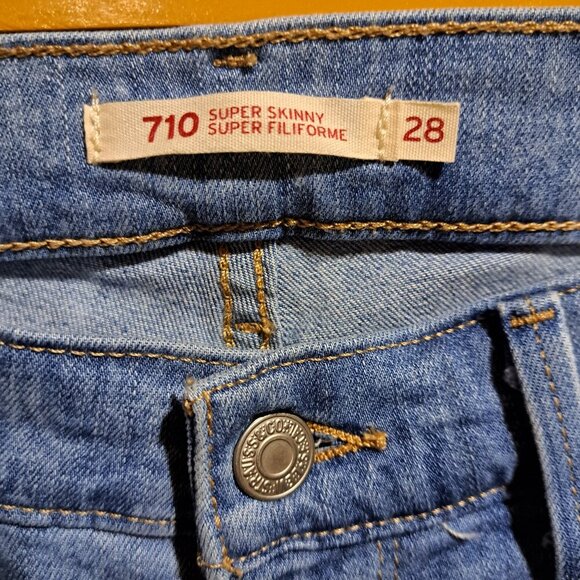 710 Levis - Super skinny, light denim color with a stretch - Picture 2 of 5